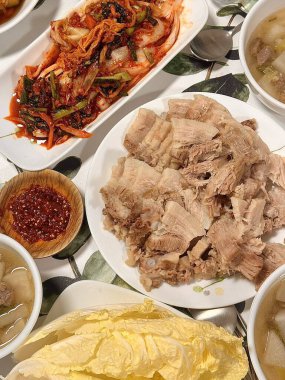 Suyuk, geleneksel Kore usulü haşlanmış domuz dilimleri, yumuşak ve sulu, genellikle tuzlu karides sosu, sarımsak ve ssamjang ile servis edilir. Lezzetli ve dengeli bir ısırık için salataya sarmak için mükemmel..