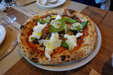 Çıtır kıtır ve lezzetli malzemeli sıcak ve peynirli pizza dilimi. Erimiş iyiliğin mükemmel bir karışımı ve doyurucu bir konfor yemeği favorisi için cesur bir lezzet..