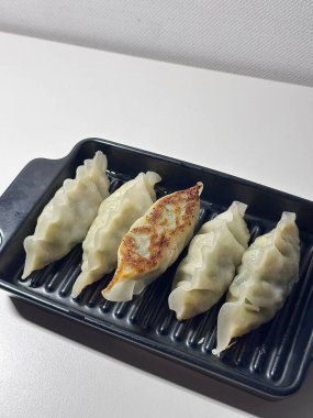 Köfte, tofu ve sebze gibi lezzetli malzemelerle dolu Kore hamur köfteleri. Mandu buğulama, haşlama ya da tavada kızartılma ile çok yönlü ve lezzetli bir aperatif ya da yemek yapılabilir..