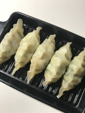 Köfte, tofu ve sebze gibi lezzetli malzemelerle dolu Kore hamur köfteleri. Mandu buğulama, haşlama ya da tavada kızartılma ile çok yönlü ve lezzetli bir aperatif ya da yemek yapılabilir..