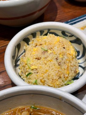 Nasi goreng ya da kızarmış pirinç geleneksel pilav. Endonezya 'dan az miktarda yağda kızartılmış pilav. Sonra soğan, sarımsak, acı biber ve tatlı soya sosuyla tatlandırılmış..