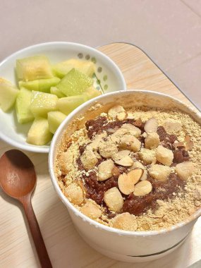 Yo-a-jeong, tatlandırılmış meyve ve buzdan yapılan geleneksel Kore soğuk tatlısı sıcak yaz günleri için ferahlatıcı bir ikram sunuyor. Enfes Kore tatlılarını sergilemek için ideal.