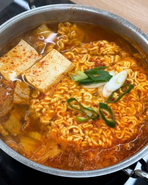 Ramyeon ya da Ramyun 'a yakın olan Shin Ramyun, baharatlı bir Kore usulü çorba şehriyesi. Ramyeon ya da yumurtalı Kore eriştesi Kore yemeği tarzı.