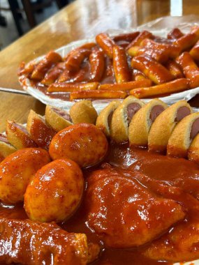 Popüler bir Kore sokak yemeği olan Bunsik 'te tteokbokki (baharatlı pirinç keki), odeng (balık keki şişleri) ve kimbap (yosun pirinç ruloları) gibi rahatlatıcı ve lezzetli yemekler bulunur. Hızlı yemek için mükemmel..