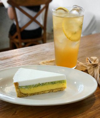 Taze meyve ya da şekerle kaplı, bol krema ve kremalı nefis bir dilim pasta. Tatlı fotoğrafçılığı için mükemmel, yiyeceklerle ilgili projelerde hoşgörü ve tatlılık gösteriliyor..