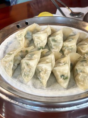 Köfte, tofu ve sebze gibi lezzetli malzemelerle dolu Kore hamur köfteleri. Mandu buğulama, haşlama ya da tavada kızartılma ile çok yönlü ve lezzetli bir aperatif ya da yemek yapılabilir..