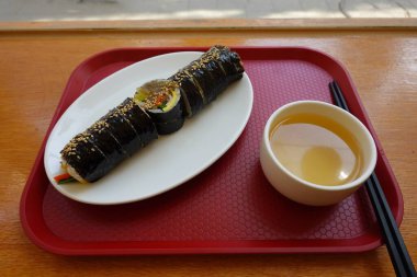 Taze sebzelerle, baharatlı pirinçlerle ve gevrek yosunlara sarılmış lezzetli proteinlerle dolu nefis kimbap dürümleri. Her ısırıkta lezzet ve dokuların mükemmel bir kombinasyonu.