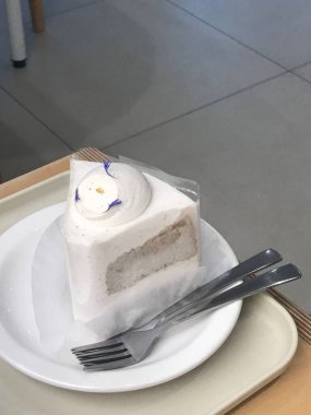 Taze meyve ya da şekerle kaplı, bol krema ve kremalı nefis bir dilim pasta. Tatlı fotoğrafçılığı için mükemmel, yiyeceklerle ilgili projelerde hoşgörü ve tatlılık gösteriliyor..