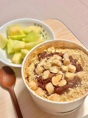 Doldurulmuş yoğurtlu tatlı bir fincanda servis ediliyor, pürüzsüz kremalı dokular, parlak yüzeyli, taze meyve parçaları ile kaplı, ferahlatıcı ve davetkar görünümünü detaylıca vurgulayan.