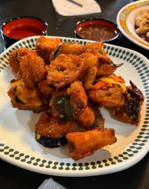 Baharatlı ve aromalı sambal terong ve bol baharatlı acı biber soslu ızgara patlıcan. Lezzetli bir meze için, dumanlı, lezzetli ve baharatlı tatların mükemmel bir karışımı..