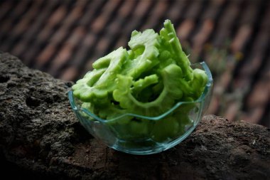  Parçalara ayrılmış ve bir kasede depolanmış acı kavun.