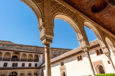 Alhambra 'nın Kısraklar Sarayı' nın Büyük Kemerleri Myrtles Sarayı 'na çıkıyor.