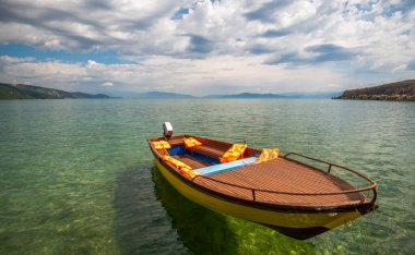 Ohri Gölü 'nün kristal berraklığında yüzen tekne