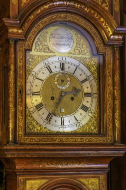 Karmaşık Detaylı Bir Vintage Büyükbaba Saatinin Kapanışı