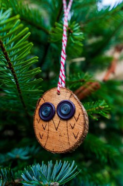 Kırsal Ahşap Baykuş Süslemesi El Yapımı Cazibe ve Doğal Zarafetle Taze Çam Ağacı dalında Asılı