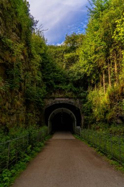 Monsal Dale 'deki Mezar Taşı Tüneli: Doğa ve Tarihe Geçit