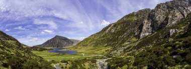 Kuzey Eryri 'nin Efsanevi Buz oymalı Cwm Idwal' ındaki Glyderau Dağları 'ndan Llyn Gölü' nün nefes kesici Panoramik Manzarası (Snowdonia)