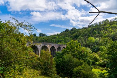Monsal Dale 'in Manzarası ve Derbyshire Tepesi' ndeki Mezar Taşı Viyadük