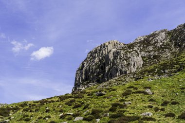 Majestic Rugged Cliffside Doğayı Yakalayan Ham Güç ve Zamansız Güzellik