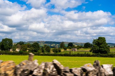 Rolling Hills, Stone Cottage, Grrazing Horses ve Dry Stone Wall ile Idyllic British Country Side