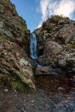Carding Mill Valley 'deki Lightspout Waterfall: Rocky Streams ve Tranquil Falls' un sakin manzarası