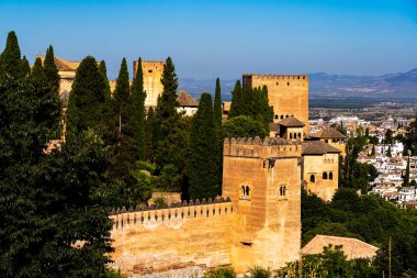 Granada, İspanya 'daki Alhambra Sarayı Kuleleri ve Bereketli Kıbrıs Ağaçları' nın büyüleyici bir görüntüsü