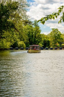 Avon Nehri 'nde Manzaralı Tekne Turu Etrafı Lush Yeşillik ve Sükunet Sularıyla çevrili Bulutlu Mavi Gökyüzü Altında