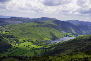 Verdant Welsh Kırsal Bölgesi 'nde Llyn Mwyngil ve Tal-y-Llyn' e tepeden bakan Penygader Pony Yolu 'ndan (Kadair Idris) Muhteşem Manzara