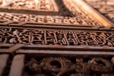 Ornate Knotted Kufic Calligraphy and Stucco Relief Showcasing Alhambras Moorish Artistic Heritage