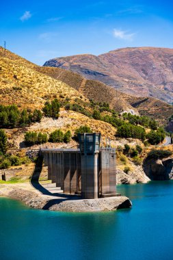 Granada 'daki Canales Barajı: Arid Endülüs Tepelerinin Ortasında Beton Yapı