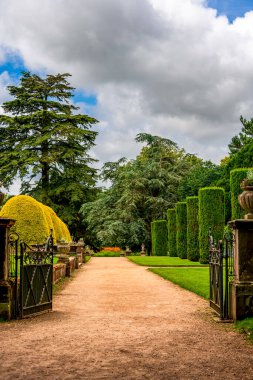 Görkemli Bahçe Yolu, İngiliz Kırsalında Süslü Kapılar ve Lush Topiary