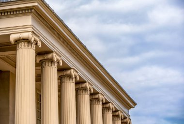 Süslü İyonik Sütunlar Süsleme Neoklasik Zarafet Susturulmuş Gökyüzü Altında