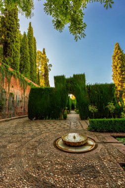 Yaşayan Kıbrıs Rum Çakıl Kayası Mozaiği ve Tarihi Granadas Büyüleyici Çeşmesi 'yle Huzurlu Mağribi Avlusu Efsanevi Genel Bahçe Sığınağı