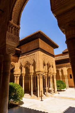 Aslanlar Sarayı 'nın güneş ışığı Majesteleri, Alhambra. 