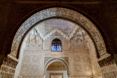 İki Kız Kardeş Salonunda Görkemli İslami Stucco ve Muqarnas Tavanı
