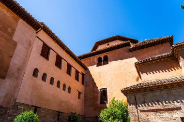 Granada 'da Alhambra' nın arkasındaki avluda. 