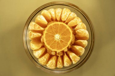 Dilimlenmiş Portakal ve Soyulmuş Mandalina Segmentlerinin Üst Aşağı Görünümü Cam kâse, Canlı Citrus Dokuları ve Simetri Gösterimi