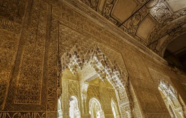 Enfes Muqarnas Archway Alhambra 'daki Aslanlar Mahkemesi' ne gidiyor Nasrid Stucco Ustası Arap Kaligrafi ve Rönesans Tavanı Detayları
