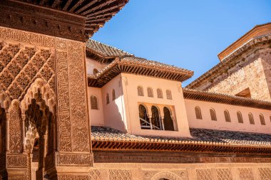 Alhambra 'daki Aslanlar Mahkemesinde Stucco Archways ve Yukarı Galerileri süsleyip Nasrid Oymaları At Nalı Başlıkları ve Endülüs İşçiliği