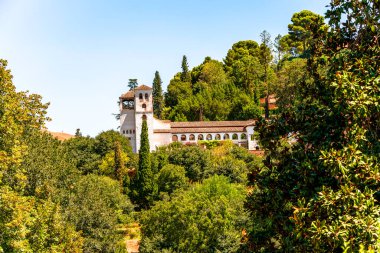 Alhambra kompleksinde Berberi mimarisinin çevresindeki yemyeşil yemyeşil yemyeşil yemyeşil güneş altında güneşli İspanyol gökyüzü