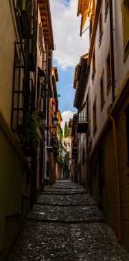 Narrow Stone Basamakları Bölgesinde Yürüyen Adam