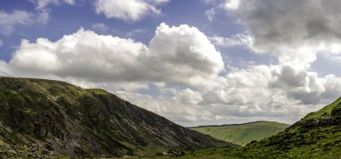  Galler 'in Zamansız Dağ Yabanı ve Kelt Efsanesi' ndeki Iconic Minfford Yolu 'ndan bir Panoramik Odyssey.