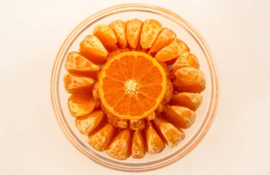 Merkez Çapraz Bölümü ile Konsantrik Portakal Segmentlerinin Kıtır Başlı Gösterimi, Aşçılık İlham İçin Canlı Uyum içinde Minimalist Citrus Geometrisini Kutluyor