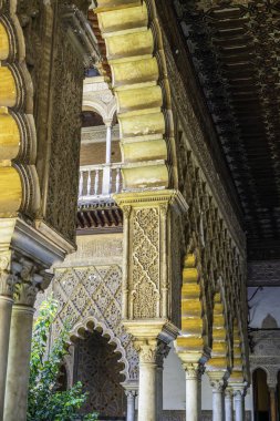 Mudejar Kemerleri ve Süslü Stucco Veranda 'da