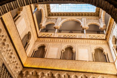 Nefes kesici Mudejar oymaları ve Sevilla Kraliyet Alcazar Verandasında Parlak Cam Tavan.