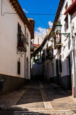 Granada 'nın çatıları üzerinde Fas Alhambra' sı. Yüzyıllar süren Nasrid Görkemi Yeşil Endülüs 'ün Ortasında Kıbrıs Rum Kesimi Siluetleri ve Ebedi İspanyol Mirası