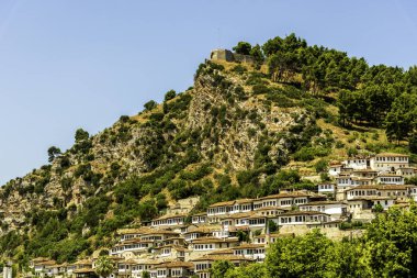Berat 'ın UNESCO Osmanlı Mahallesi Çam Kaplamalı Kalenin Altında. Arnavut Mirası ve Zamansız Cazibesi Yüzyıllarını Aydınlatan Bin Pencere