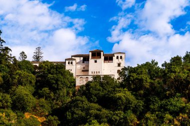 Granada 'nın Hillside A Moorish Garden Retreat' ından Beyaz Alhambra Generali Endülüs 'ün görkemli ve ebedi sükunetine tepeden bakan