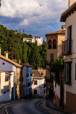 Granada 'nın Kıvrımlı Endülüs Caddelerinden Mağripli Generalife Sierra Nevada' nın Hikayeli Skyline 'ı ve Sunlit Walls' unun ortasındaki A Marvel