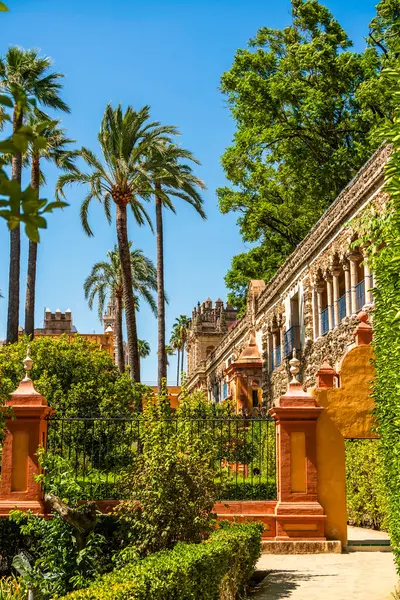 Sevilles Royal Alcazar 'daki Palm-Lined Galera de los Grutescos: Endülüs Mirası ve Regal Splendor' un 16. yüzyıl Fas sonrası Rönesans Mücevheri